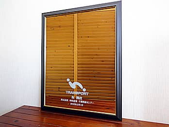 ��Ђ̃��S�}�[�N��\�ʂɒ���������