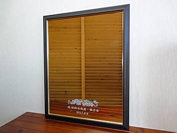 会社名と日付を彫刻した、開業祝いの贈り物用の鏡