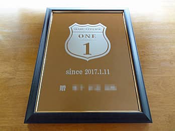 �u���S�}�[�N�A�n�Ɠ��̓��t�A�����̖��O�v��\�ʂɒ��������A���e�@�̎��N�j���p�̃~���[FR-4