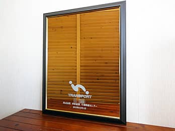 �u�����̃��S�}�[�N�Ɖ�Ж��A20th anniversary�A���N�L�O���̓��t�v��\�ʂɒ����������N�j���p�̋�