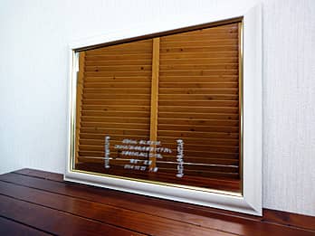 �V�Y�V�w�̖��O�Ƃ��j�����b�Z�[�W��\�ʂɒ��������A�����j���̃v���[���g�p�̋��E�~���[