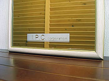 ��Ђ̃��S��\�ʂɒ��������A�V�Љ��̗����j���p�̋�