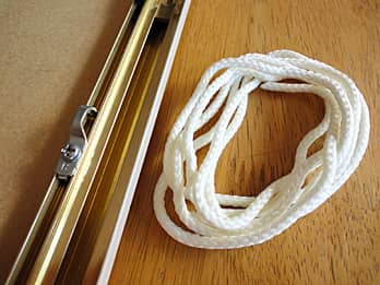 ������~���[FR-10�̊z���̗��Ɏ��t���Ă��郊���O��̋���ƁA�~���[��ǂɊ|����ۂɎg�p����R�̉摜