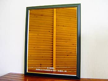 ���j�����b�Z�[�W�Ƒ����̖��O��\�ʂɒ��������A�J�Əj���p�̃C���e���A�~���[FR-8