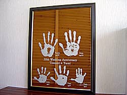 「30th wedding anniversary、旦那様と奥さまの名前、家族全員の手形」を彫刻した、結婚記念日のお祝い品用の鏡