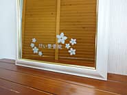 花のイラストと整骨院の名前を彫刻した開院祝い用の鏡