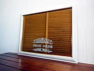 会社名とティアラの飾りを彫刻した、開業祝い用の鏡