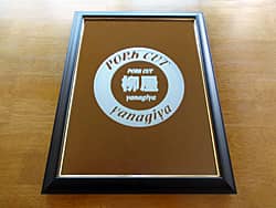 お店のロゴマークを彫刻した開店祝い用の鏡