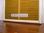 会社のロゴタイプを彫刻した、営業所の開設祝い用の鏡