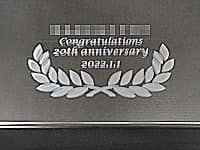 �u�������Q�Ӓ莖���� Congratulations 20th anniversary�v��\�ʂɒ��������A���Q�Ӓ莖������20���N�j���p�̋�