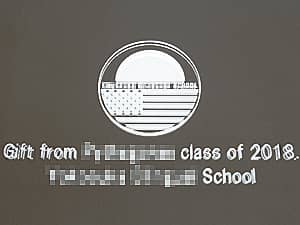 ���b�Z�[�W�Ɗw�Z�̃}�[�N��\�ʂɒ���������