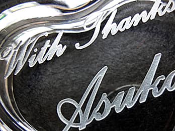 ��̓��̃v���[���g�p�̃K���X����������E�A�N�Z�T���[�P�[�X�ɒ��������A���ӂ����߂����b�Z�[�W�Ƒ����̖��O�̊g��摜