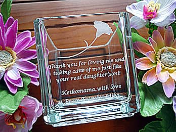 �J�[�l�[�V�����̃C���X�g�Ɗ��ӂ����߂����b�Z�[�W�𑤖ʂɒ��������A��̓��̃v���[���g�p�̃K���X�Ԋ�