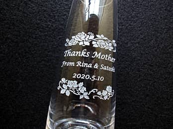 �uThanks Mother�A�����̖��O�A��̓��̓��t�v�𑤖ʂɒ��������A��̓��̃v���[���g�p�̈�֑}��