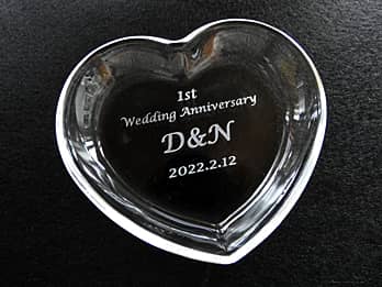 お祝いメッセージ、贈る相手の名前、記念日の日付を彫刻した名入れ小物入れ