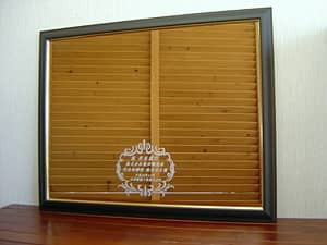 「祝喜寿、名前、日付」を彫刻した、おばあちゃんへの喜寿祝い用の鏡