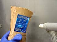 �L���r�l�b�g���ŃK���X�Ԋ�ɃT���h�u���X�g���H���Ă���摜