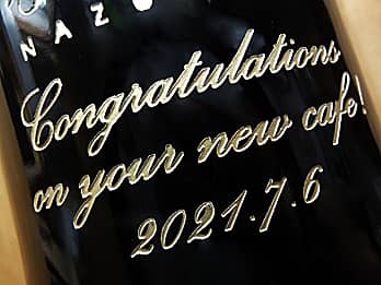 �J�X�j���p�̃��C���̃{�g�����ʂɒ����������j�����b�Z�[�W���A�S�[���h�ɒ��F���H�����������̃N���[�Y�A�b�v�摜