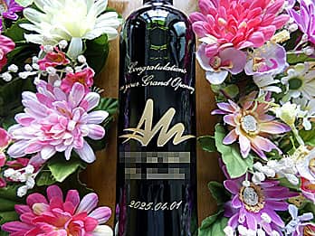 �uCongratulations on your grand opening�A���S�}�[�N�A�I�[�v�����v���{�g�����ʂɒ��������A�X�|�[�c�W���̊J�X�j���p�̃��C��