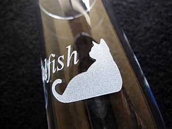 �J�X�j���p�̃O���X���ʂɒ��������A�o�[�̃��S�}�[�N�̃N���[�Y�A�b�v�摜