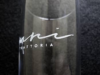 �J�X�j���p�̃V�����p���O���X�̑��ʂɒ��������A���H�X�̃��S�̃N���[�Y�A�b�v�摜