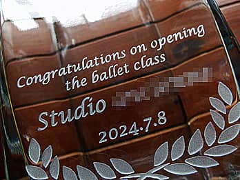 �o���G�����̊J�Əj���p�̃K���X�Ԋ�̑��ʂɒ��������A���j�����b�Z�[�W�A�������A�I�[�v�����̓��t�̃N���[�Y�A�b�v�摜