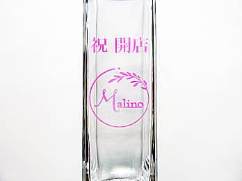 ���X�̃��S�}�[�N�𑤖ʂɒ��������A���H�X�̊J�X�j���p�̃t�����[�x�[�X