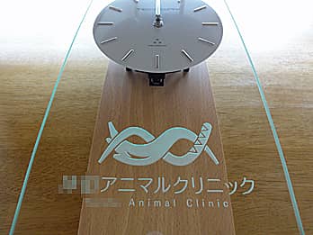 �����a�@�̃��S�}�[�N��O�ʃK���X���ɒ��������A�����a�@�̊J�Əj���p�̊|�����v