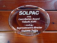 「表彰内容、受賞者の名前、会社のロゴ」を彫刻した、表彰記念品用のガラス製ペーパーウェイト