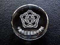 「校章と学校名」を彫刻した、卒業記念品用のペーパーウェイト