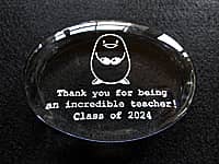 学校のキャラクターと感謝の気持ちを込めたメッセージを彫刻した、卒業生から先生へ贈るガラス製ペーパーウェイト