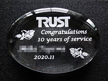 ��Ђ̃��S�𒤍������A�ȉ~�`�̃K���X���y�[�p�[�E�F�C�g