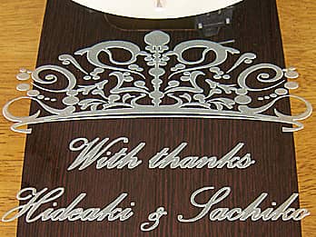 �|�����v�̑O�ʃK���X���ɒ��������A���e�ւ̊��ӂ����߂����b�Z�[�W�ƁA�V�Y�ƐV�w�̖��O�̊g��摜