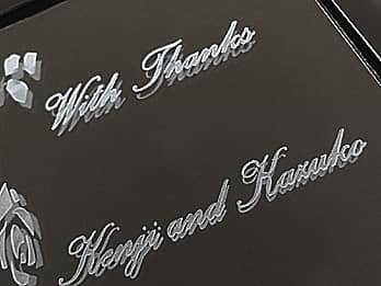 �u�b�N�^�C�v�̎ʐ^���Ă̋������ɒ��������A���e�ւ̊��ӂ����߂����b�Z�[�W�̊g��摜