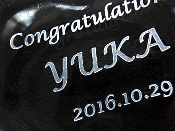 ���i�j���p�̃K���X����������ɒ��������A���j�����b�Z�[�W�A���i�҂̖��O�A���i���̓��t�̃N���[�Y�A�b�v�摜