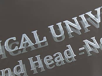 ���i�L�O�i�p�̃u�b�N�^�ʐ^���Ă̋������ɒ��������u�w�Z���v�̃N���[�Y�A�b�v�摜