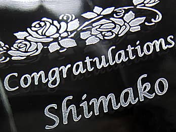 ���i�j���p�̃K���X�Ԋ푤�ʂɒ��������A�u���j�����b�Z�[�W�ƍ��i�Җ��v�̃N���[�Y�A�b�v�摜