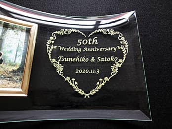 �u50th Wedding Anniversary�A�U�ߗl�Ɖ����܂̖��O�A�����L�O���̓��t�v�𒤍������A�����L�O���j���p�̃K���X���ʐ^����