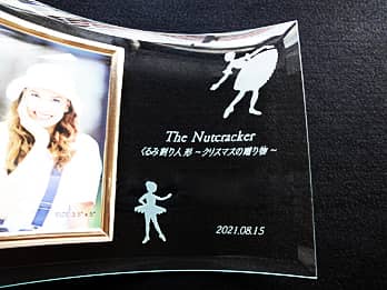 �u���ڂƓ��t�v�Ɓu�o�����[�i�̃C���X�g�v�𒤍������A�o���G���\��̋L�O�i�p�̃K���X���ʐ^����