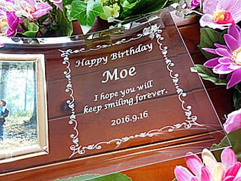 �uHappy birthday�A���鑊��̖��O�A�a�����̓��t�v�𒤍������A�a�����v���[���g�p�̃K���X���ʐ^����