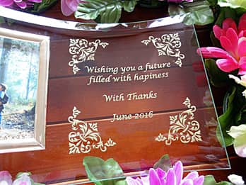 �uWishing you a future filled with happiness�v�𒤍������A��N�ސE�̂��j���i�p�̃K���X���ʐ^����