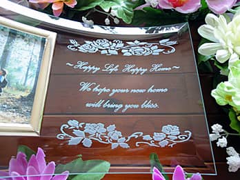 �uHappy Life Happy Home�v�ƁuWe hope your new home will bring you bliss�v�𒤍������A�V�z�j���p�̃K���X���ʐ^����