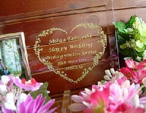 「Happy wedding、新郎と新婦の名前、日付」を彫刻した、結婚祝い用のガラス製写真立て