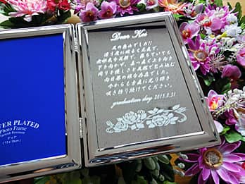 �u���鑊��̖��O�A���b�Z�[�W�A�o�����^�C���f�[�̓��t�v�𒤍������A�o�����^�C���f�[�̃v���[���g�p�̃u�b�N�^�ʐ^����