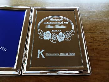 �u���ӂ����߂����b�Z�[�W�A�i�N�Α��҂̖��O�A������̓��t�A��Ж��v�𒤍������A�i�N�Α��\���p�̃u�b�N�^�ʐ^����