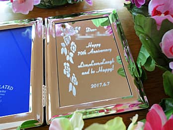 �u���鑊��̖��O�AHappy 70th anniversary�v�𒤍������A�Ê�j���p�̃K���X���ʐ^����