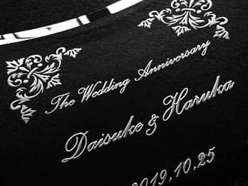 �����L�O���j���p�̃K���X���ʐ^���Ăɒ��������uThe Wedding Anniversary�A�U�ߗl�Ɖ����܂̖��O�v�̐ڎʉ摜