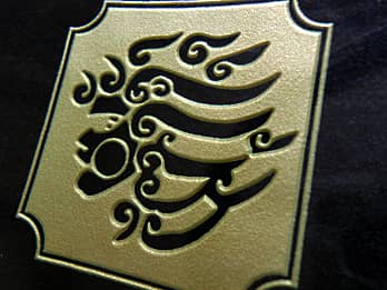 �K���X���̎ʐ^���Ăɒ���������Ђ̃��S�}�[�N�̃N���[�Y�A�b�v�摜