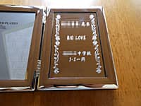 「○○先生、BIG LOVE、学校名とクラス名」を彫刻した、卒業生から担任の先生へ贈るブック型写真立て