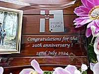 �u�N���j�b�N�̃��S�}�[�N�ACongratulations for the 20th anniversary�A���N�L�O���̓��t�v�𒤍������A�N���j�b�N��20���N�j���p�̃K���X���ʐ^����